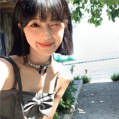 茜色少女
